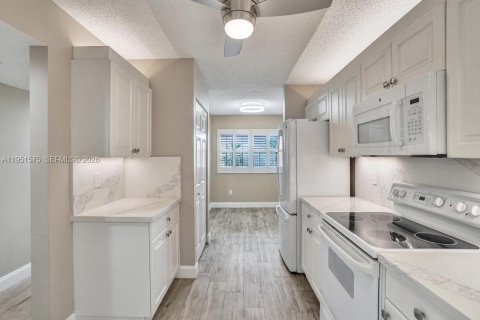 Condo in Tamarac, Florida, 2 bedrooms № 2153149 - photo 8