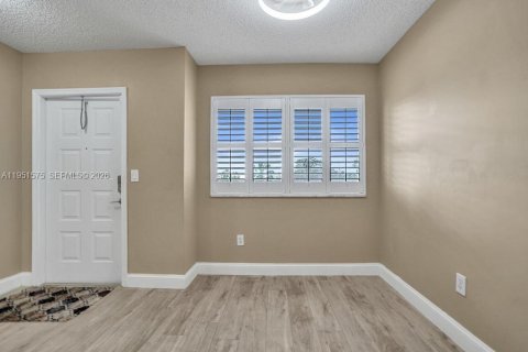 Condo in Tamarac, Florida, 2 bedrooms № 2153149 - photo 5