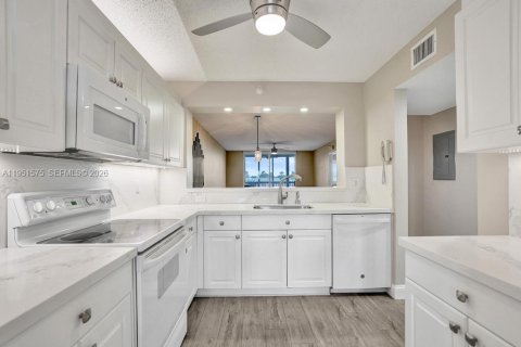 Condo in Tamarac, Florida, 2 bedrooms № 2153149 - photo 9