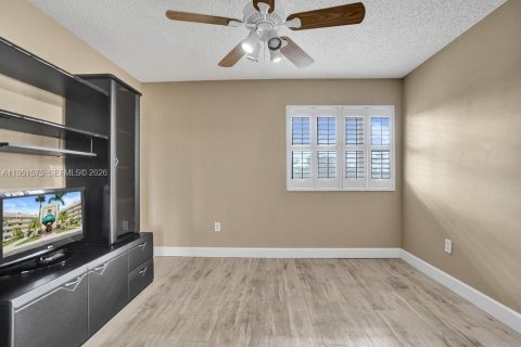 Condo in Tamarac, Florida, 2 bedrooms № 2153149 - photo 22