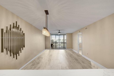 Condo in Tamarac, Florida, 2 bedrooms № 2153149 - photo 16