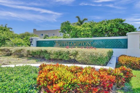 Condo in Tamarac, Florida, 2 bedrooms № 2153149 - photo 2