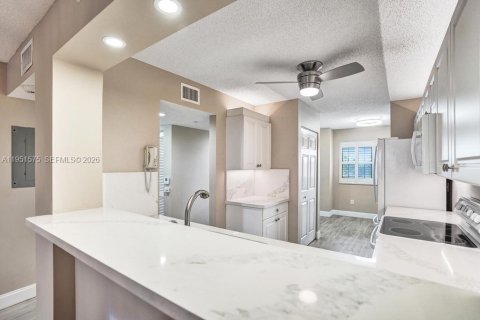 Condo in Tamarac, Florida, 2 bedrooms № 2153149 - photo 14