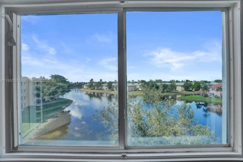 Condo in Tamarac, Florida, 2 bedrooms № 2153149 - photo 3