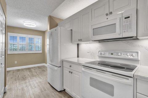 Condo in Tamarac, Florida, 2 bedrooms № 2153149 - photo 11