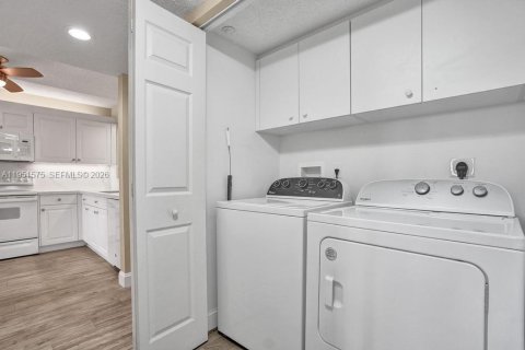 Condo in Tamarac, Florida, 2 bedrooms № 2153149 - photo 25