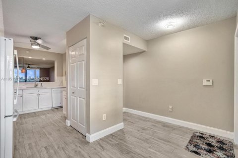 Condo in Tamarac, Florida, 2 bedrooms № 2153149 - photo 7