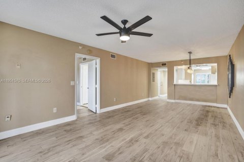 Condo in Tamarac, Florida, 2 bedrooms № 2153149 - photo 18