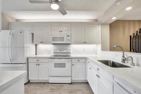 Condo in Tamarac, Florida, 2 bedrooms № 2153149 - photo 12