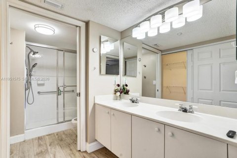 Condo in Tamarac, Florida, 2 bedrooms № 2153149 - photo 30