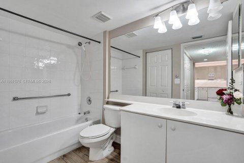Condo in Tamarac, Florida, 2 bedrooms № 2153149 - photo 23