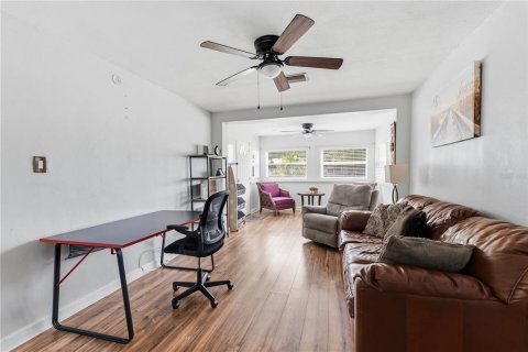 Commercial property in Clearwater, Florida 2 bedrooms, 104.05 sq.m. № 2364047 - photo 13