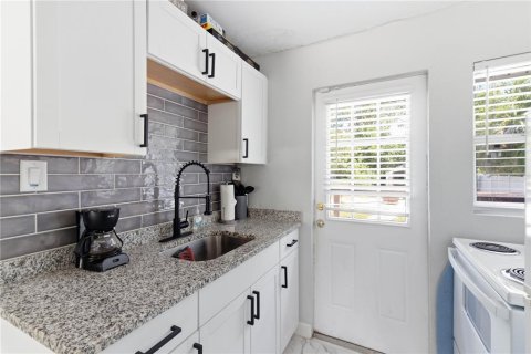 Commercial property in Clearwater, Florida 2 bedrooms, 104.05 sq.m. № 2364047 - photo 7