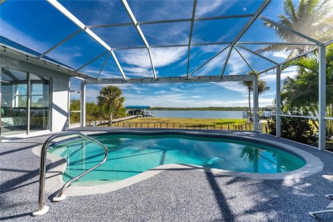House in Port Charlotte, Florida 4 bedrooms, 183.3 sq.m. № 2211984