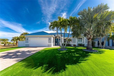 Villa ou maison à vendre à Port Charlotte, Floride: 4 chambres, 183.3 m2 № 2211984 - photo 2