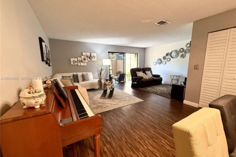 Touwnhouse à vendre à Pembroke Pines, Floride: 3 chambres, 136.75 m2 № 2170470 - photo 10