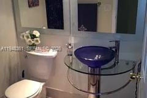 House in Deerfield Beach, Florida 3 bedrooms, 144.93 sq.m. № 2005341 - photo 22