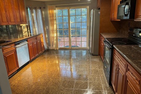 House in Deerfield Beach, Florida 3 bedrooms, 144.93 sq.m. № 2005341 - photo 4