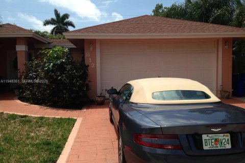 House in Deerfield Beach, Florida 3 bedrooms, 144.93 sq.m. № 2005341