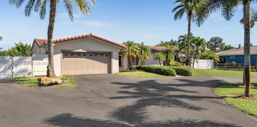 Дом в Дейви, Флорида 3 спальни, 218.88м2 № 2057686