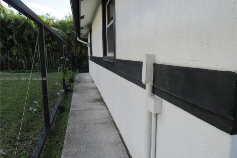 Снять в аренду квартиру в Саутвест-Ранчес, Флорида 1 спальня, 253.72м2, № 1991794 - фото 13