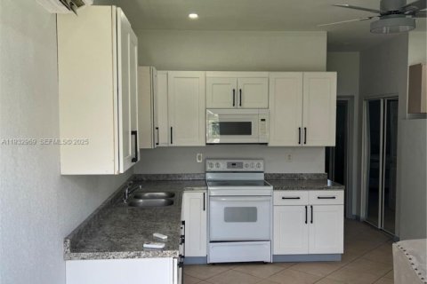 Снять в аренду квартиру в Саутвест-Ранчес, Флорида 1 спальня, 253.72м2, № 1991794 - фото 3