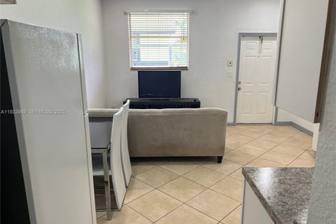 Снять в аренду квартиру в Саутвест-Ранчес, Флорида 1 спальня, 253.72м2, № 1991794 - фото 5