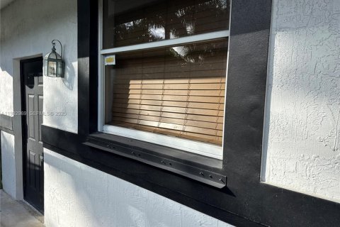 Снять в аренду квартиру в Саутвест-Ранчес, Флорида 1 спальня, 253.72м2, № 1991794 - фото 2