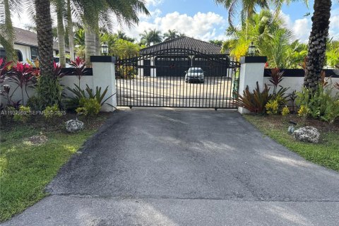 Снять в аренду квартиру в Саутвест-Ранчес, Флорида 1 спальня, 253.72м2, № 1991794 - фото 1