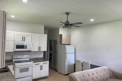 Снять в аренду квартиру в Саутвест-Ранчес, Флорида 1 спальня, 253.72м2, № 1991794 - фото 4