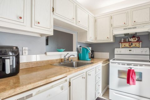 Купить кондоминиум в Лодердейл-Лейкс, Флорида 2 спальни, 87.7м2, № 2018214 - фото 15