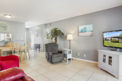 Купить кондоминиум в Лодердейл-Лейкс, Флорида 2 спальни, 87.7м2, № 2018214 - фото 12