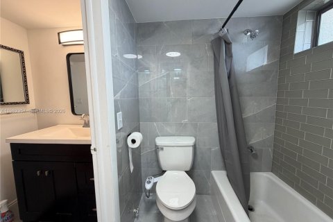 Кондоминиум с 1 спальней в Тамарак, Флорида № 2080388