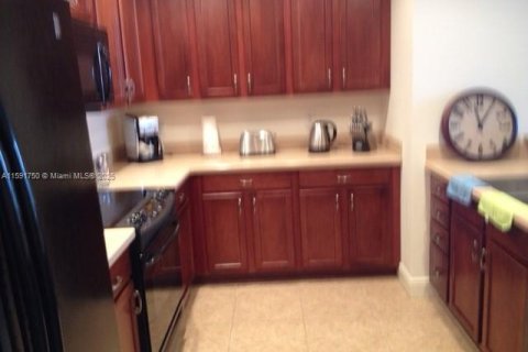 Condo in Cape Coral, Florida, 2 bedrooms № 1959927 - photo 24