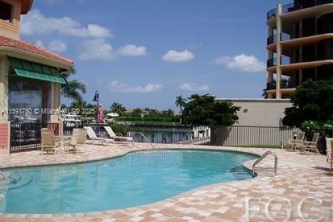 Condo in Cape Coral, Florida, 2 bedrooms № 1959927 - photo 9