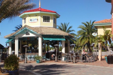 Condo in Cape Coral, Florida, 2 bedrooms № 1959927 - photo 3