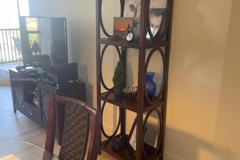 Condo in Cape Coral, Florida, 2 bedrooms № 1959927 - photo 30