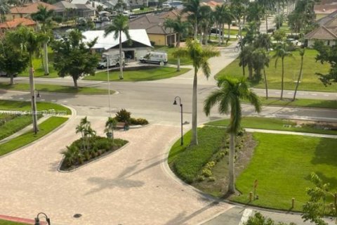 Condo in Cape Coral, Florida, 2 bedrooms № 1959927 - photo 14