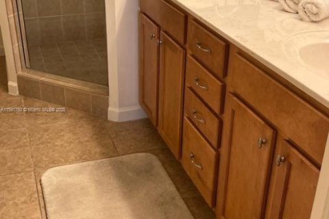 Condo in Cape Coral, Florida, 2 bedrooms № 1959927 - photo 17