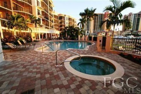 Condo in Cape Coral, Florida, 2 bedrooms № 1959927 - photo 8