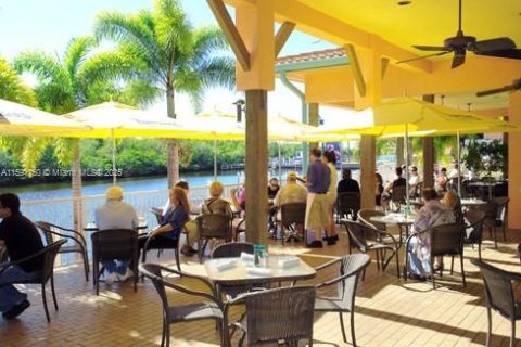 Condo in Cape Coral, Florida, 2 bedrooms № 1959927 - photo 11