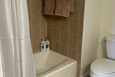 Condo in Cape Coral, Florida, 2 bedrooms № 1959927 - photo 18