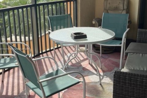 Condo in Cape Coral, Florida, 2 bedrooms № 1959927 - photo 13