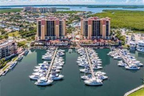 Condo in Cape Coral, Florida, 2 bedrooms № 1959927 - photo 2
