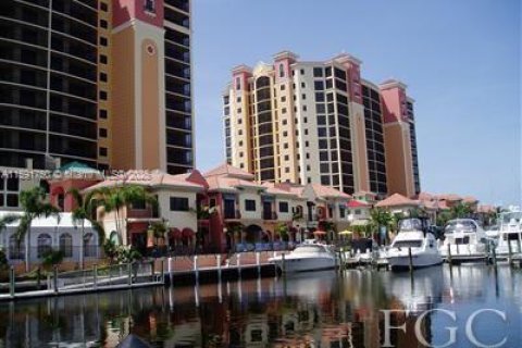 Condo in Cape Coral, Florida, 2 bedrooms № 1959927 - photo 12