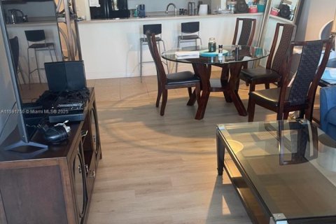 Condo in Cape Coral, Florida, 2 bedrooms № 1959927 - photo 28