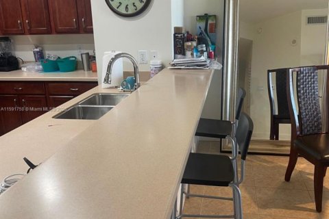 Condo in Cape Coral, Florida, 2 bedrooms № 1959927 - photo 26