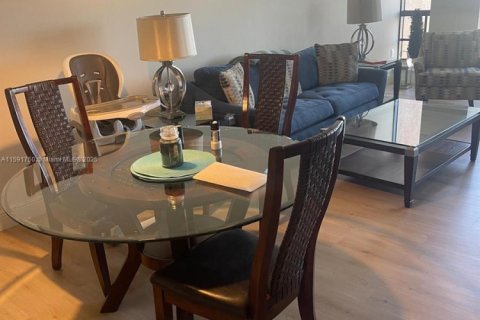 Condo in Cape Coral, Florida, 2 bedrooms № 1959927 - photo 25