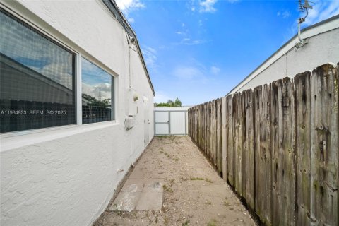 Villa ou maison à vendre à Hollywood, Floride: 3 chambres, 118.45 m2 № 1993523 - photo 19