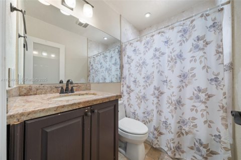 Villa ou maison à vendre à Hollywood, Floride: 3 chambres, 118.45 m2 № 1993523 - photo 13